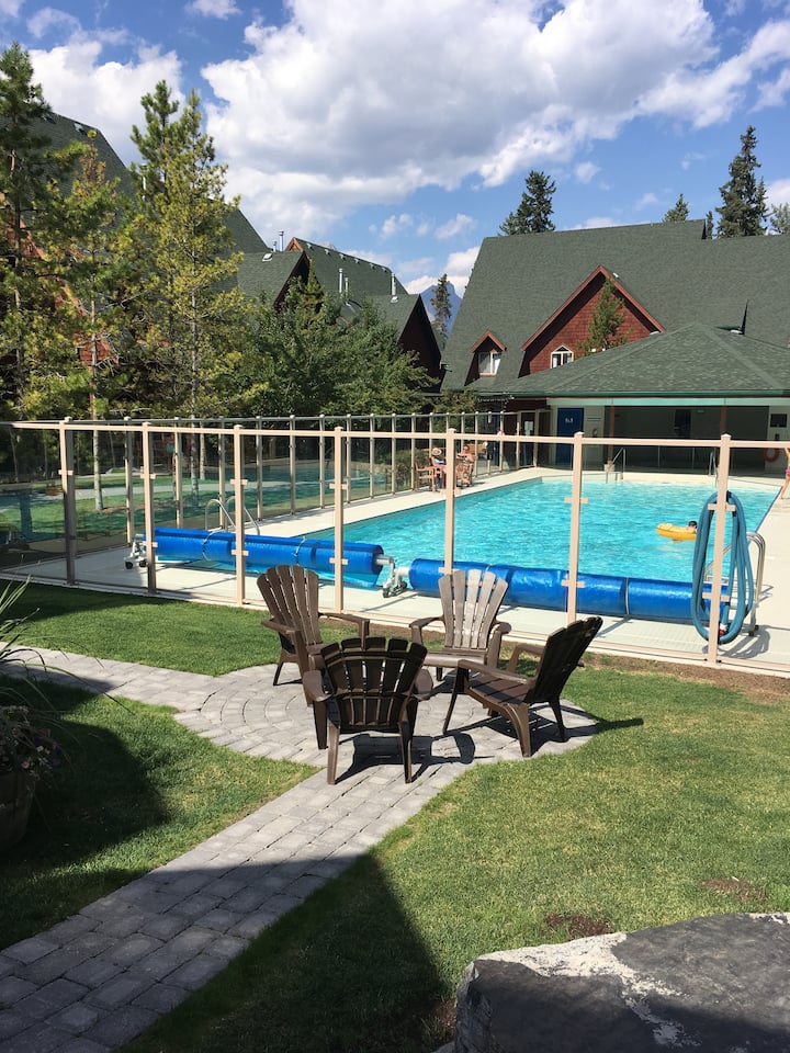 Canmore Mtn Getaway jacuzzi/Pool/ 2Bedroom/2Bath