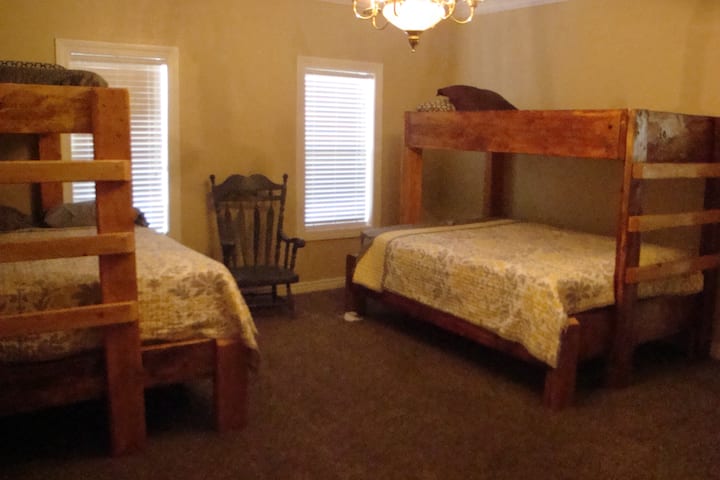 1 ห้องนอนมีเตียงควีนไซส์ 2 เตียงและชั้นบน