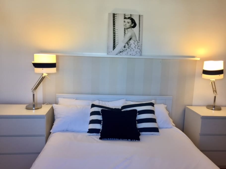 Main bedroom with King bed and sea view