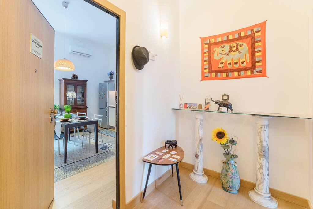 Enter to the Elephant Apartment!