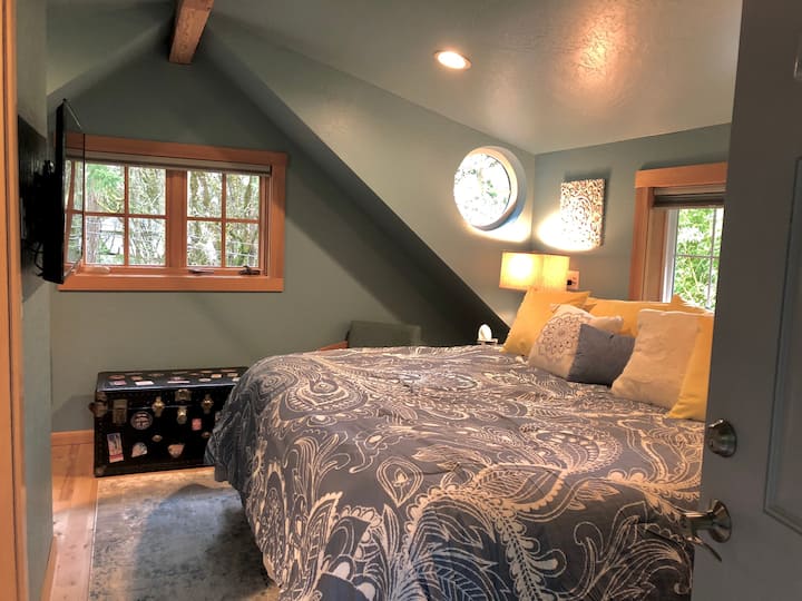 Apartmán s hlavnou spálňou na poschodí je vybavený matracom z pamäťovej peny veľkosti King, plne vybavenou kúpeľňou a šatníkom. Obklopení stromami máte pocit, že ste v luxusnom dome na strome.