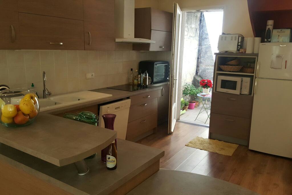 la cuisine équipée donnant sur la terrasse