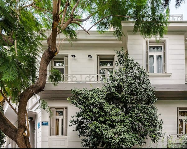 Architect’s Acropolis Townhouse Oasis
