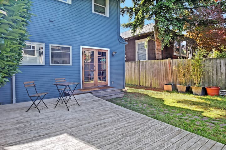 Victorian Home in Queen Anne (Lower Unit)