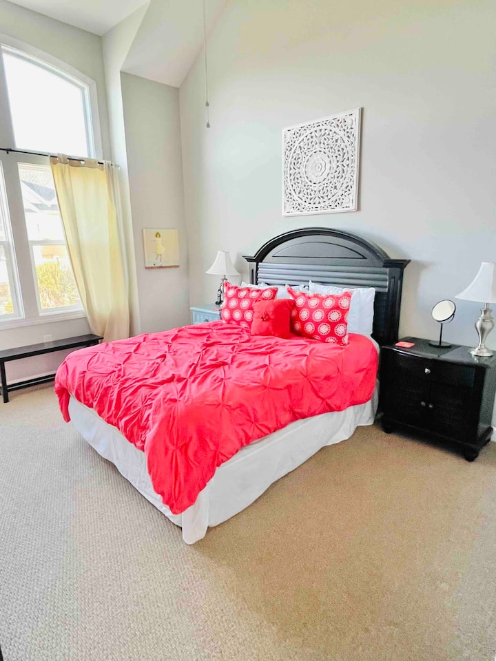 Queen bedroom with en-suite bath has pool view. 