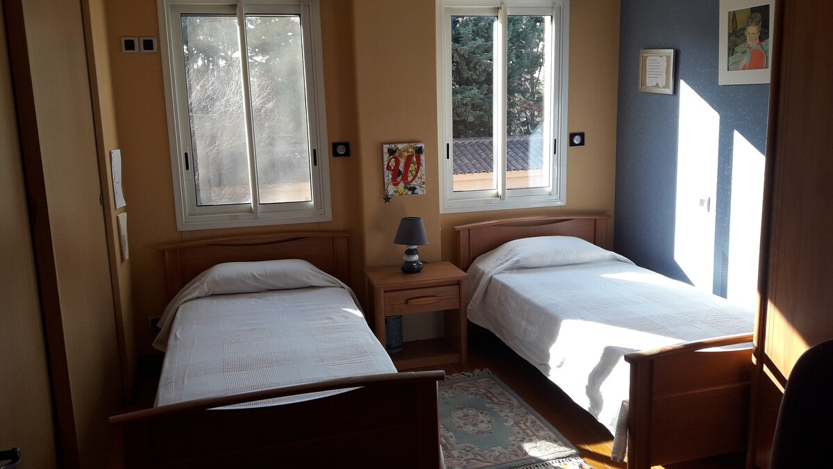 Izba s 2 samostatnými lôžkami na poschodí