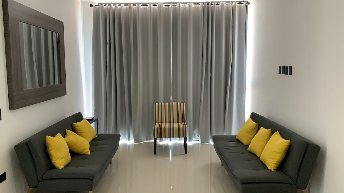 Მისაღები ოთახი, რომელიც შედგება ორი გასაშლელი დივნისგან, გვერდითა მაგიდისგან, მინი-სპლიტისა და შემთხვევითი სავარძლისგან.