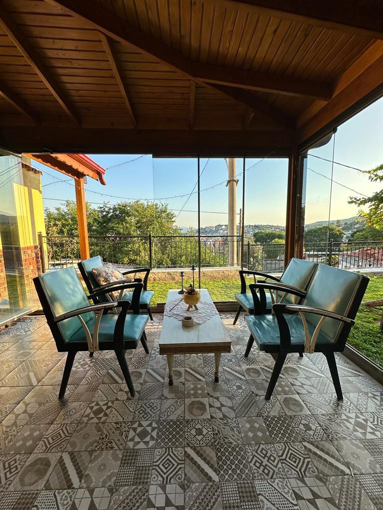 Akropol'ün Eteğinde Taş Ev.(Evin Tamamı)