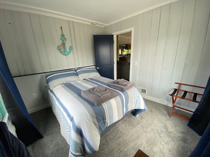 Cama tamaño queen con vistas al lago