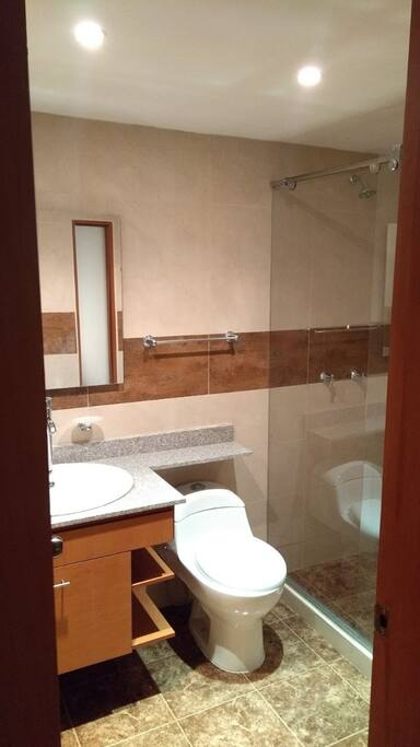 BAÑO AMPLIO - LIMPIO Y AGRADABLE