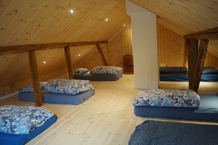 Massor av madrasser loft