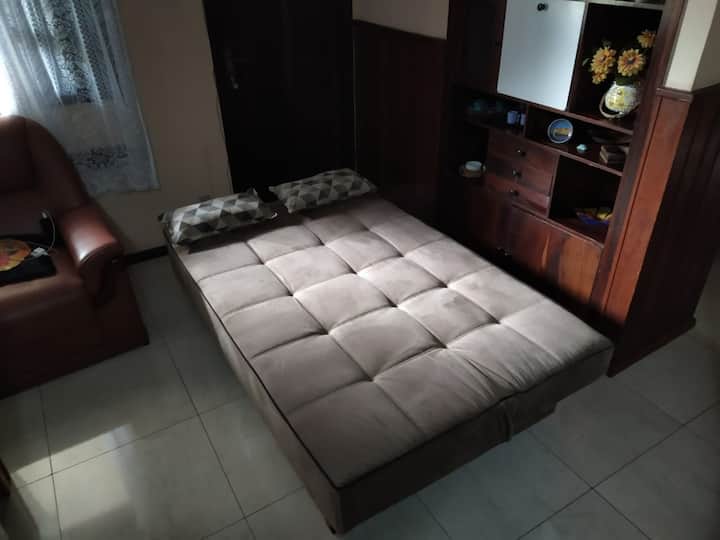 Uno de los sofás cama del salón.