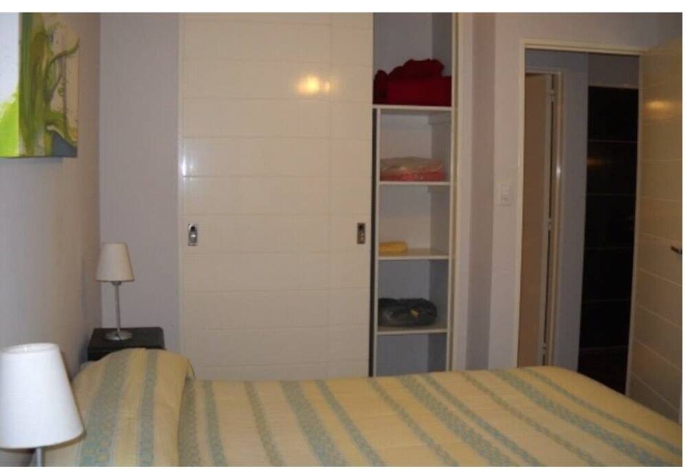 Cómodo dormitorio con ropa blanca incluida