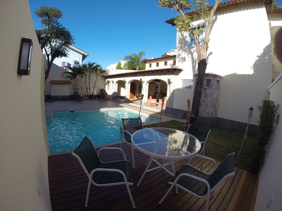 Piscina com cascata.