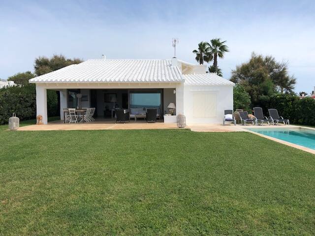 Villa Blanca primera línea de mar gallery image 2