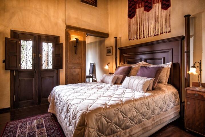 Lemuria Manor, Wine Dark Sea Villas gallery image 3