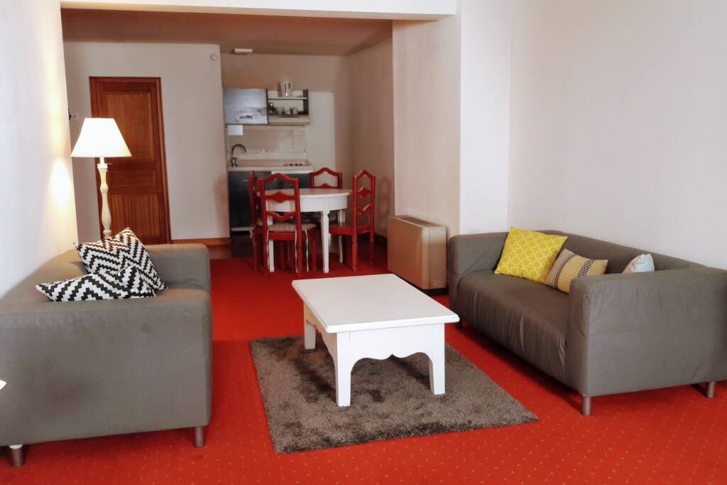 Loft de 55m² avec un lit double, 2 canapés, une commode et une TV.
Loft of 55m² with a double bed, 2 sofas, a chest of drawers and a TV.