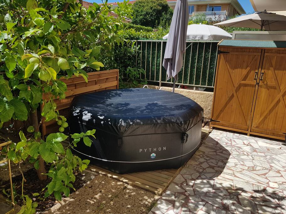 Pour se détendre, pas mieux que le Jacuzzi! L'eau est traitée et contrôlée chaque semaine, et changée tous les 15 jours.