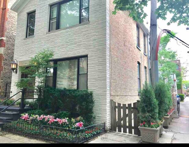 Opulent 3bdr2bth Old Town Luxury + Parking prmts gallery image 2