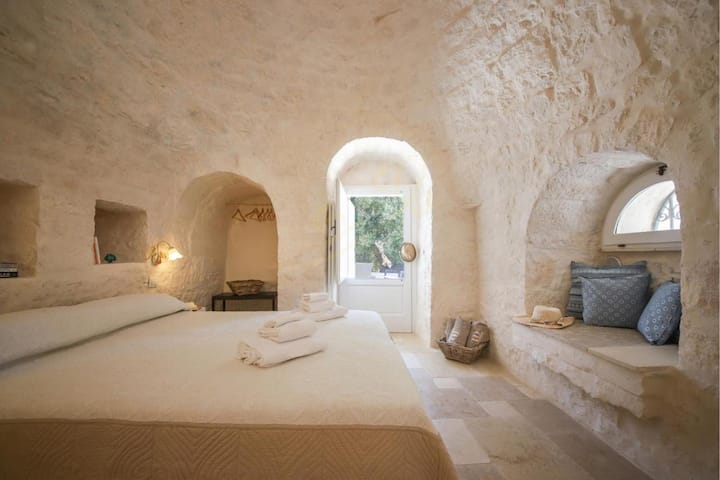 Twin bedroom (can be made up as a double) opening to gardens