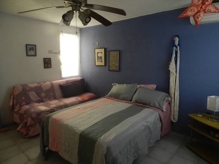 La habitación cuenta con toda la comodidad y limpieza para pasar unos agradables días. Puedas hacer uso de la cama, sofá cama o hamaca.