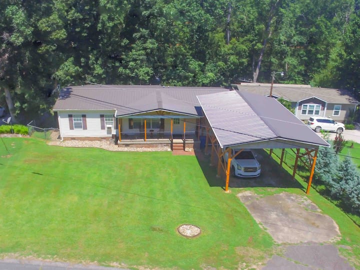 Brewer's Lake House is Lakefront on Lake Hartwell Houses for Rent in