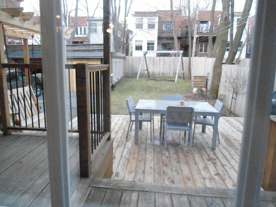 Vue de la salle à diner - Grande terrasse pour profiter de l'été!