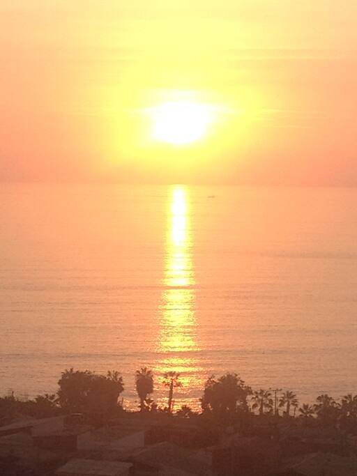 La puesta de sol todas las tardes, se ve desde la terraza