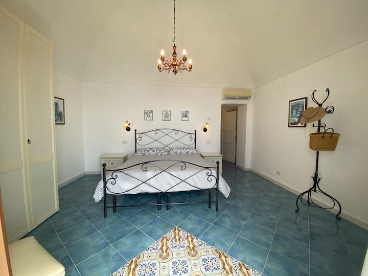 2 спални соби со брачен кревет (широк 150-179 см) , гардеробер, 