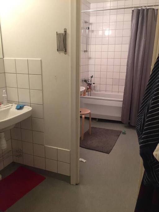 Badrum med två separata handfat och badkar