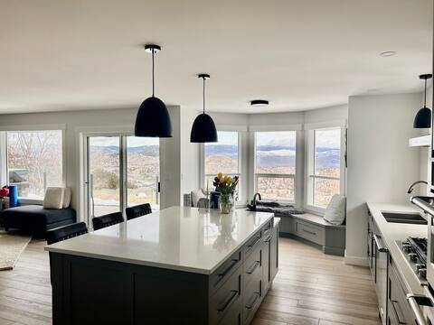Bright spacious view home in Aberdeen Kamloops