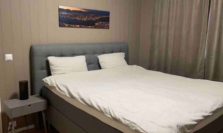 Cama de matrimonio grande de 180x200 y edredón de doble. También se proporcionan almohadas adicionales de hotel.