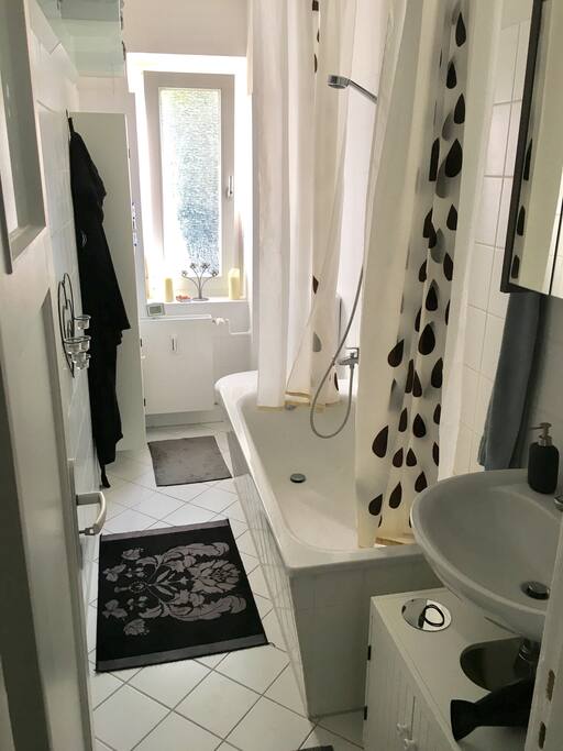 Bad mit Badewanne