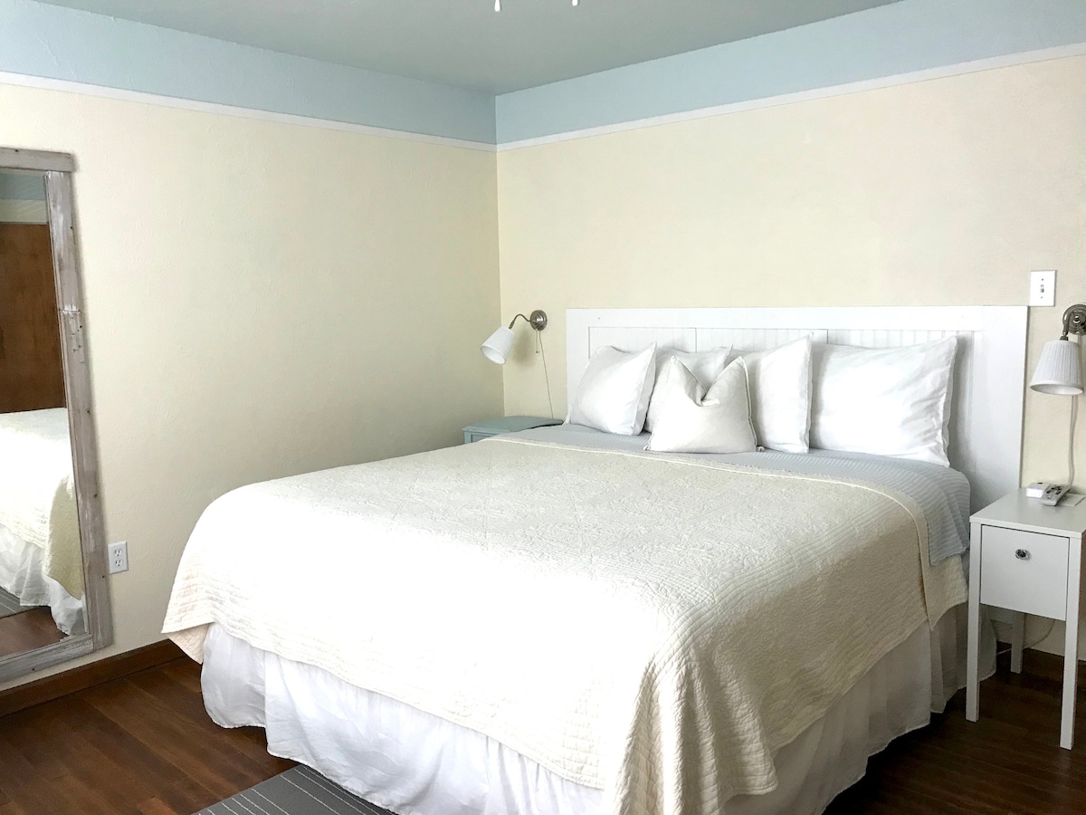 تحتوي غرفتك الرئيسية في الطابق الكبير على بلوز وكريمة شاطئية 