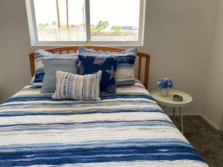 Krevat dopio me dollap dhe komodinë. Televizor inteligjent në dhomë. 