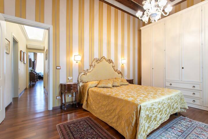 Historic 14th century Luxury Apartment gallery image 4