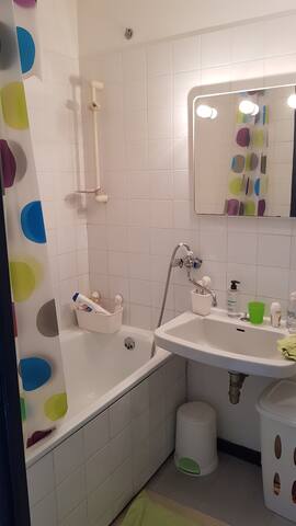 Studio avec vue proche d'un parc.