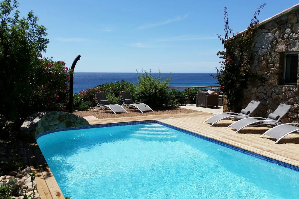 piscine chauffée avec bains de soleil