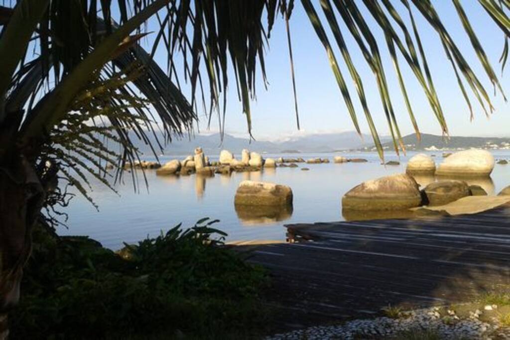 Praia de Itaguaçú: orla gastronômica a 100m