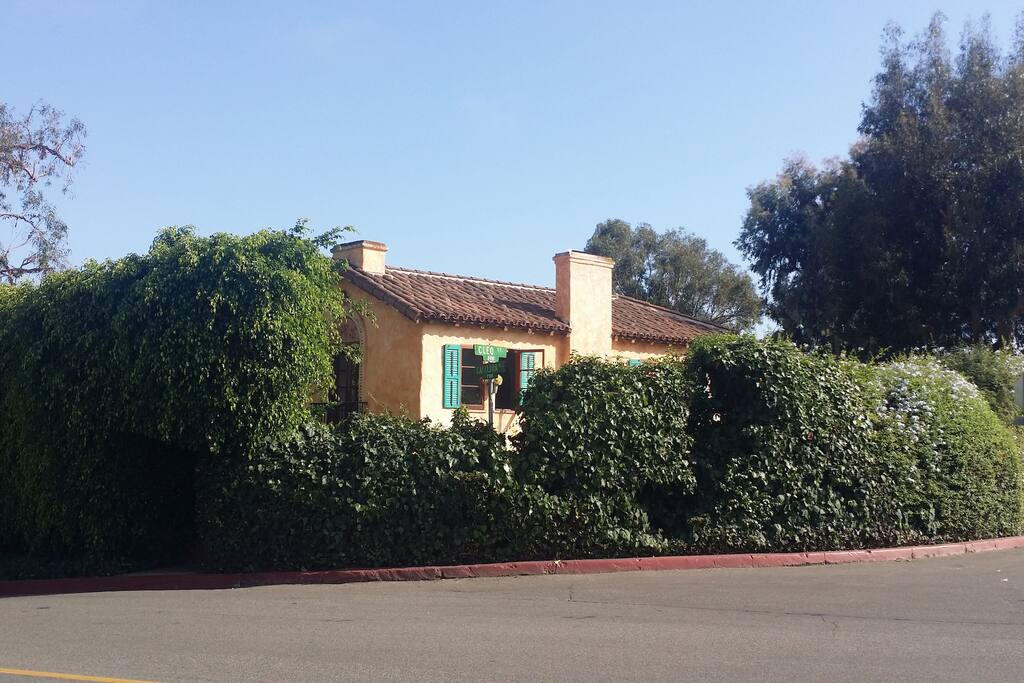 Private corner lot
