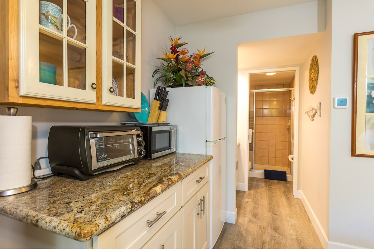 Top Airbnb: South Maui cozy studio, split AC, steps to beach! in Hawaii