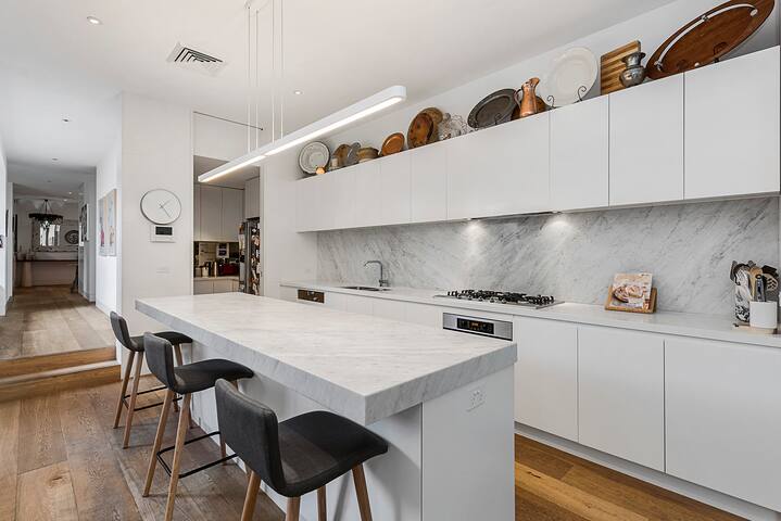 McKinnon – 4 bedroom Parkside Luxury Family Home gallery image 5