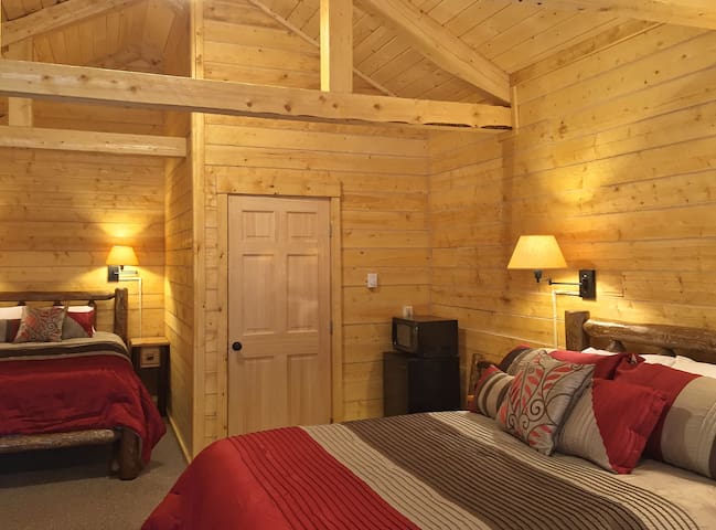 Cozy Bear Cabin Close to Park and Much More... - Houses for Rent in