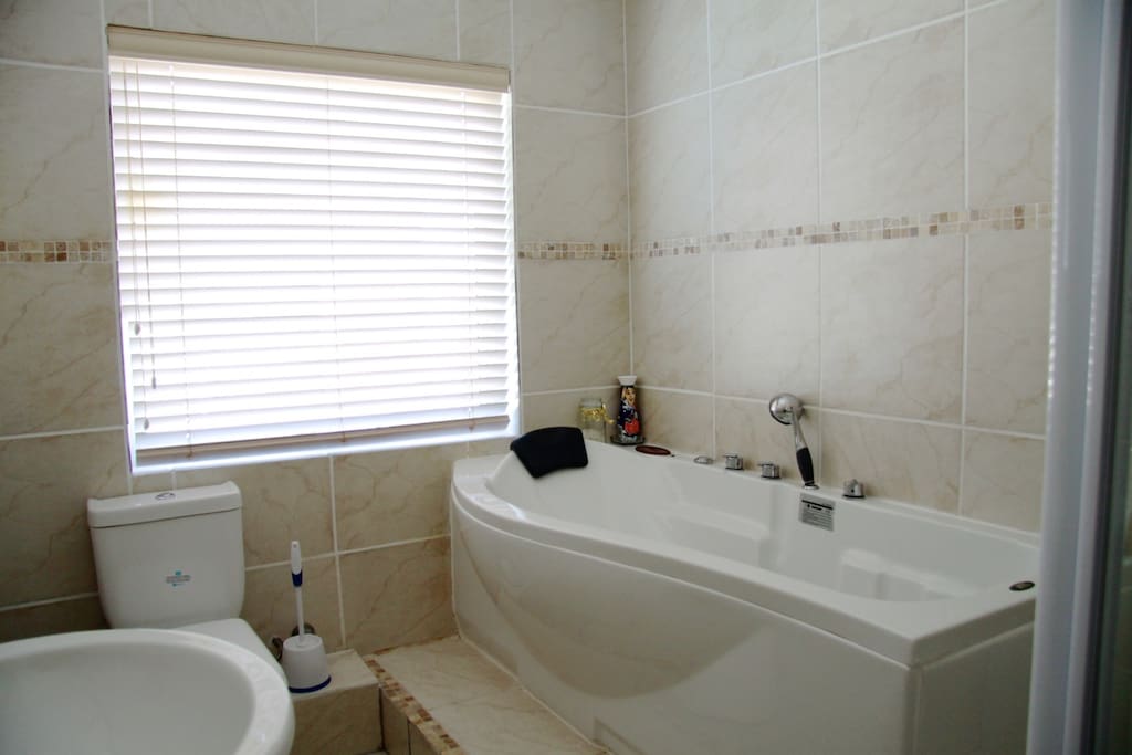 PRIVATE BATHROOM WITH SHOWER, JET BATH AND TOILET
