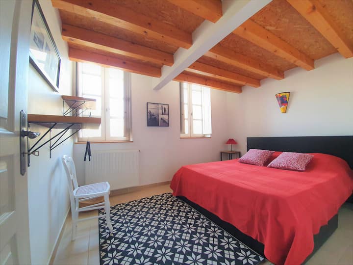 Соба за родители, кревет во 160*200 см, пружина со решетки. Јорган.  Собата е климатизирана.