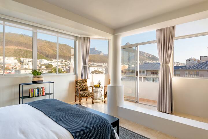 Radiant sea-view penthouse on Promenade gallery image 3