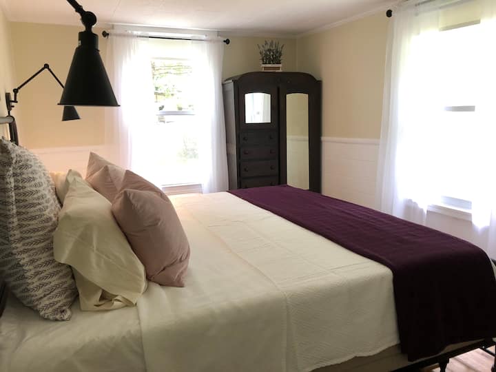 Chumba cha kulala cha mfalme na mtazamo wa kijito na mashamba. 