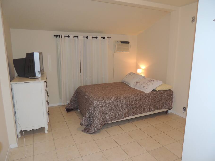 Quarto Casal com Ar Condicionado e TV Aberta (Globo e Band)