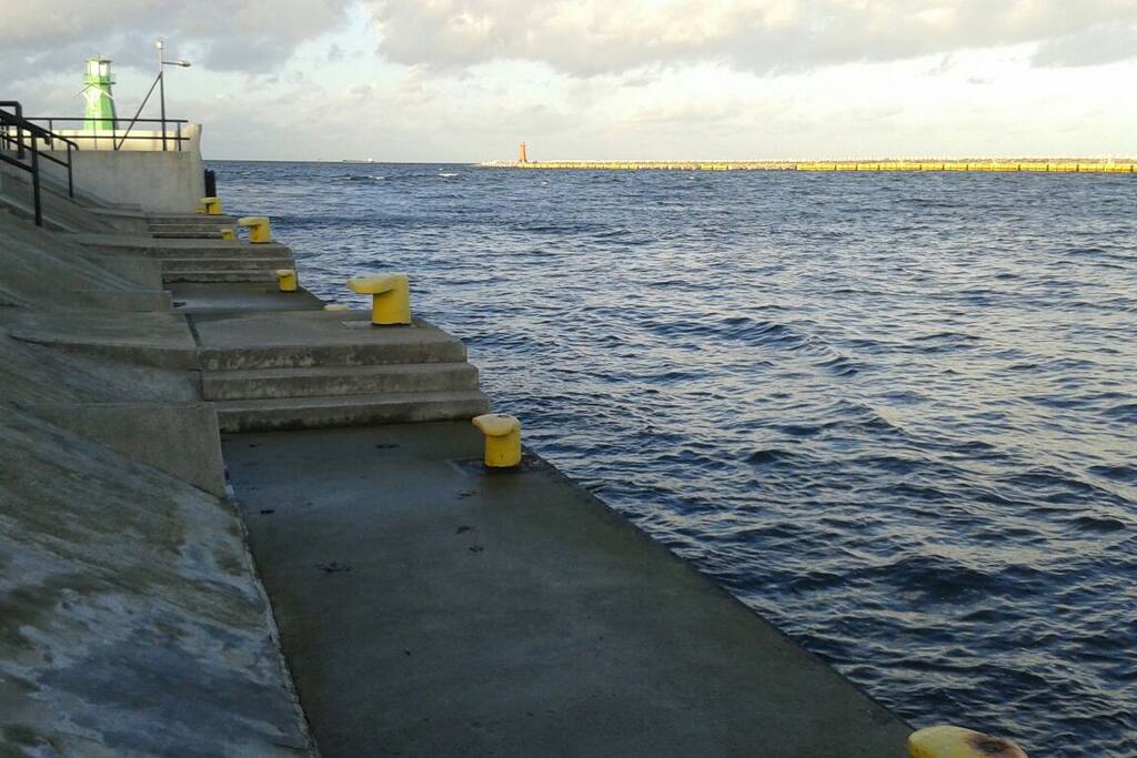 Falochron na granicy Brzeźna i Nowego Portu. Spacerem od domu to około 15-20 minut.