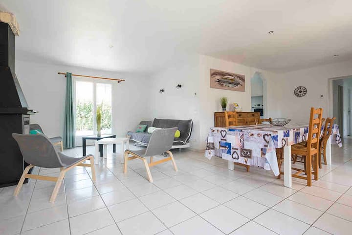 غرفة معيشة مشرقة للغاية وغرفة طعام وغرفة معيشة 